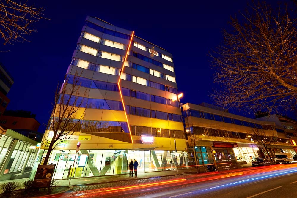 wunderbare Hotelaußenansicht bei Nacht vom Simm's Hotel bei Nacht in Wien