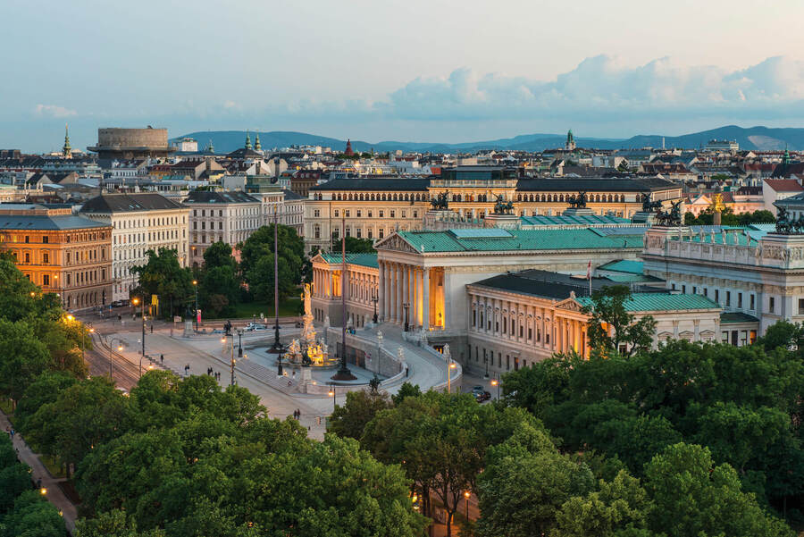 Blick auf die Ringstraße mit Parlament und Palais Epstein / View of the Ringstrasse with Parliament and Palais Epstein