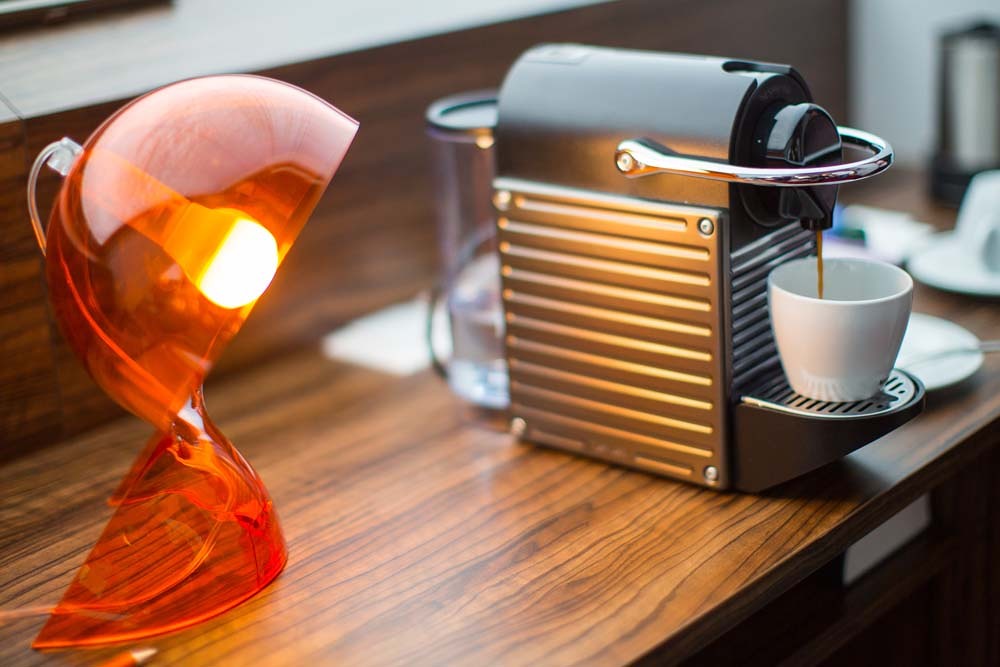 Kaffeemaschine und eine Lampe im Simm's Hotel 