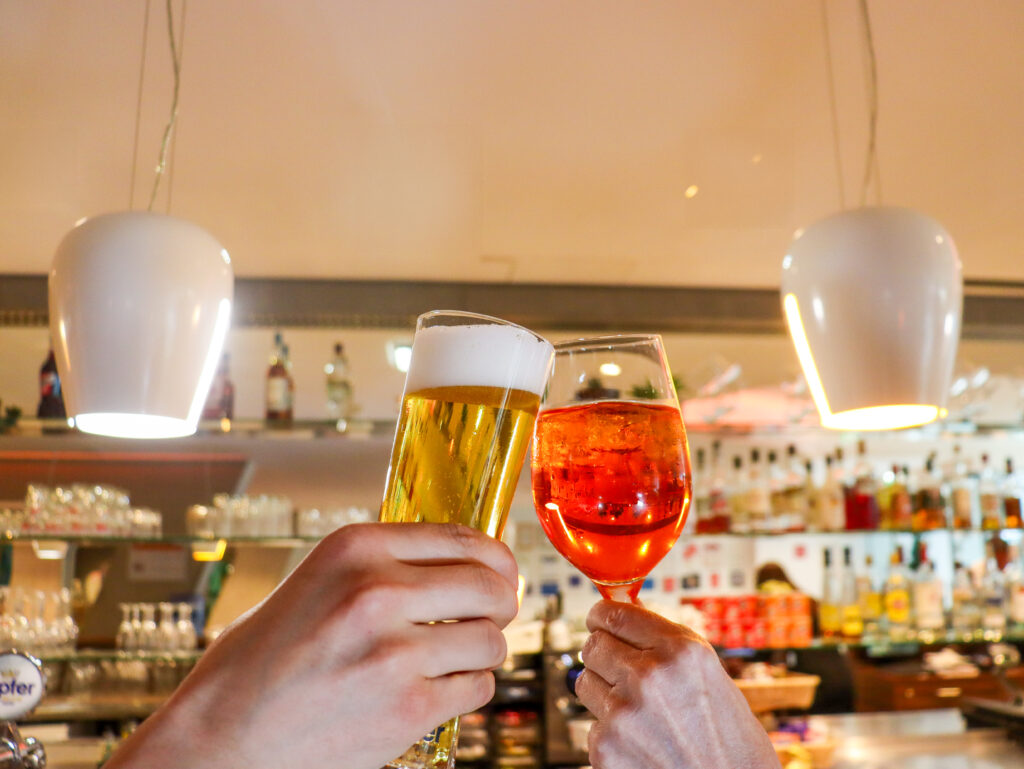 Hotelbar im Simm's Hotel in Wien - Gäste genießen die Getränke