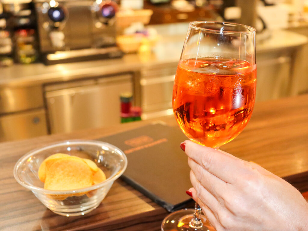 Aperol an der Hotelbar im Simm's Hotel Wien