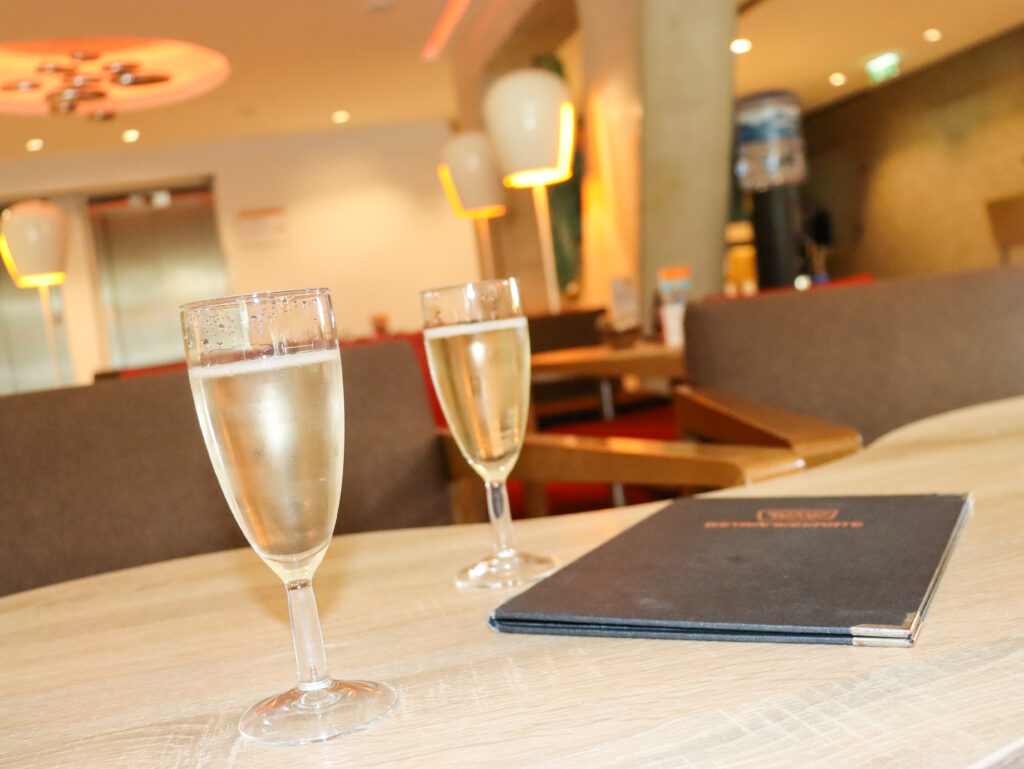 Hotelbar im Simm's Hotel in Wien - Prosecco in der Lounge